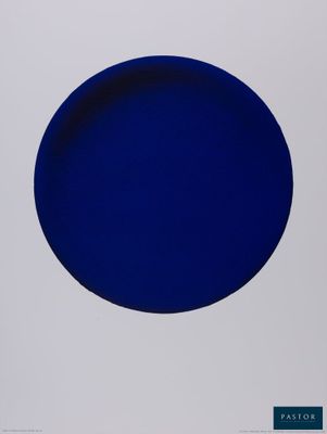 l'image d'un objet circulaire bleu sur une surface blanche