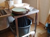 un chien allongé par terre dans la cuisine