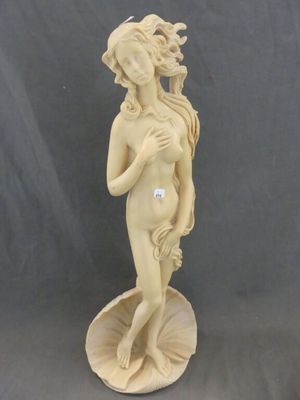 statue d'une femme tenant une fleur à la main
