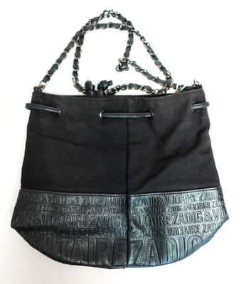 une image représentant un sac à main noir auquel est suspendue une chaîne