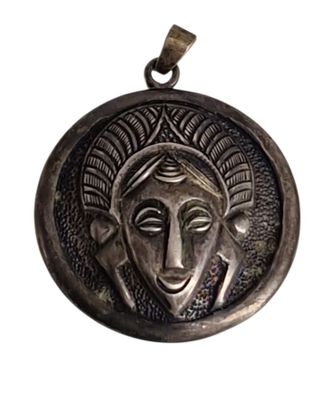 AFRIQUE, Pendentif à décor d'un visage stylisé, P.