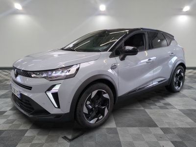 Le nouveau SUV Toyota C-HR 2020 est exposé dans un showroom