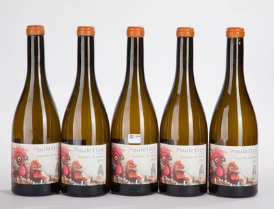 quatre bouteilles de vin sont alignées sur une surface blanche