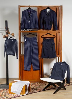 une photo d'un portant avec des vêtements accrochés dessus