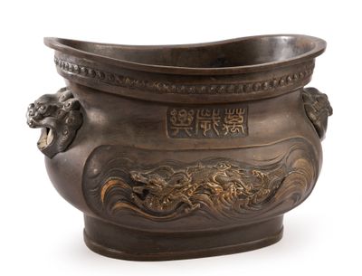 GRAND BRULE-PARFUM en bronze à patine brune à décor de taoti…