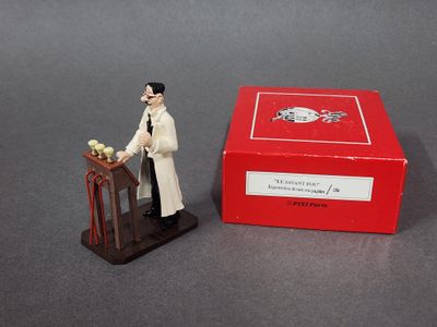 une petite figurine représentant un homme prononçant un discours devant une boîte rouge