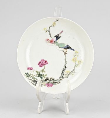 une image représentant une assiette sur laquelle sont peints un oiseau et des fleurs