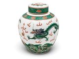 un vase oriental orné d'un dragon vert sur le couvercle