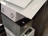 une pile de machines à laver empilées les unes sur les autres