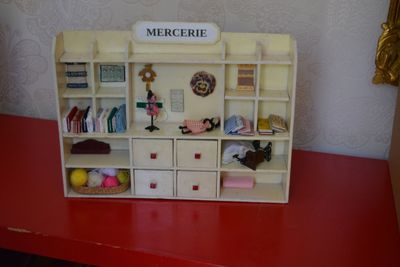 Petite mercerie en bois garnie de laine, pièces de tissus et…