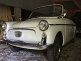 une voiture blanche garée dans un garage
