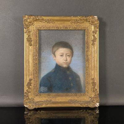 portrait d'un jeune garçon en uniforme bleu, dans un cadre doré