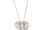 un pendentif en forme de cœur en or blanc et diamants, monté sur une chaîne