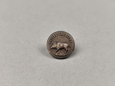 une petite pièce d'argent sur laquelle est représenté un cheval