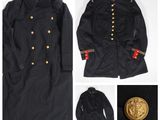 un manteau noir avec des boutons dorés et un bouton doré