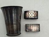 un vase en argent et deux serviettes en argent posés sur une table