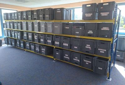 beaucoup de cartons posés sur les étagères