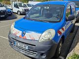 une camionnette bleue garée sur le bord de la route