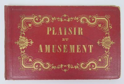 un vieux livre rouge orné d'une inscription dorée, posé sur une table