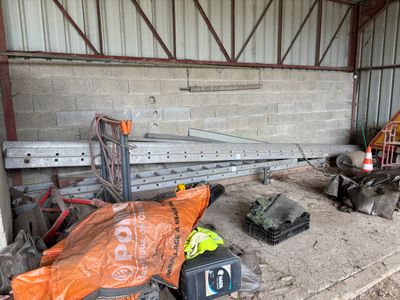 un tas de matériel de chantier entreposé dans un garage