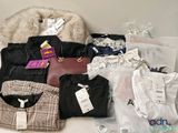 un tas de vêtements et un sac à main posés sur une table