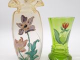 deux vases posés l'un à côté de l'autre sur une surface blanche
