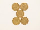 quatre pièces d'or sont disposées de manière à former un chiffre