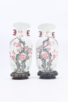 paire de vases chinois décorés d'oiseaux et de fleurs, posés sur un socle
