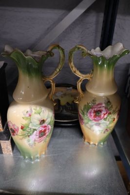 deux vases posés sur une étagère