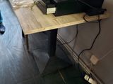 un bureau sur lequel se trouvent un écran et un clavier