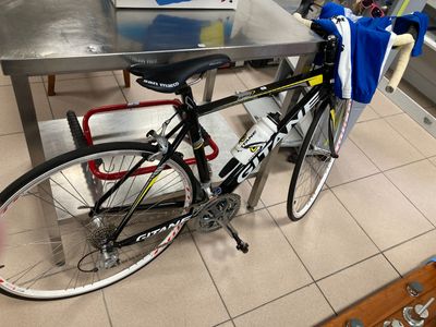 un vélo posé sur une table dans la cuisine