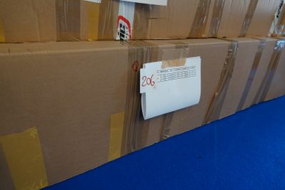 de nombreux cartons empilés sur le sol