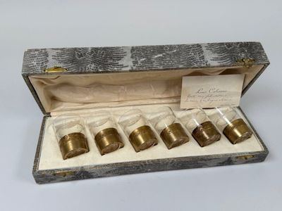 une photo d'un lot de six ronds de serviette en laiton présentés dans un coffret