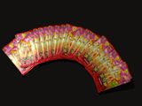 de nombreux paquets de cartes Pokémon sur fond noir