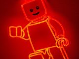 Enseigne lumineuse « Lego Man » sur fond rouge