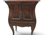 une vieille armoire en bois avec un plateau en marbre, sur fond blanc