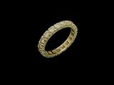 gros plan d'une bague en or sur fond noir