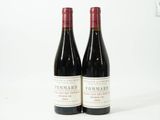 deux bouteilles de vin rouge posées l'une à côté de l'autre sur une surface blanche