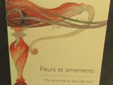 un livre consacré aux fleurs et aux ornements, exposé dans une vitrine