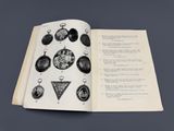 un livre ouvert sur lequel figure l'image d'une horloge