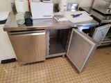 une petite cuisine équipée d'un réfrigérateur et d'un lave-vaisselle