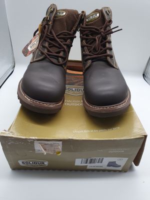 une boîte sur laquelle est posée une paire de bottes marron