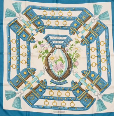 un foulard carré bleu et blanc orné d'une image de cheval