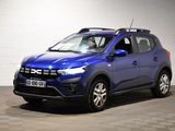 La voiture bleue est garée dans une pièce dont le sol est en damier.