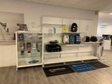 une vitrine au milieu d'une pièce, sur laquelle sont posés des bagages