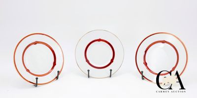 trois assiettes en verre recouvertes de peinture rouge, posées les unes à côté des autres