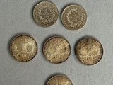 six types de pièces différents sur une surface blanche