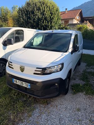 deux camionnettes blanches garées l'une à côté de l'autre dans un parking