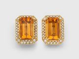 une paire de boucles d'oreilles en saphir orange et diamants