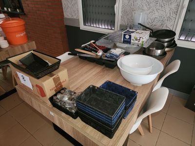 une table en bois sur laquelle se trouvent un bol de nourriture et un ordinateur portable